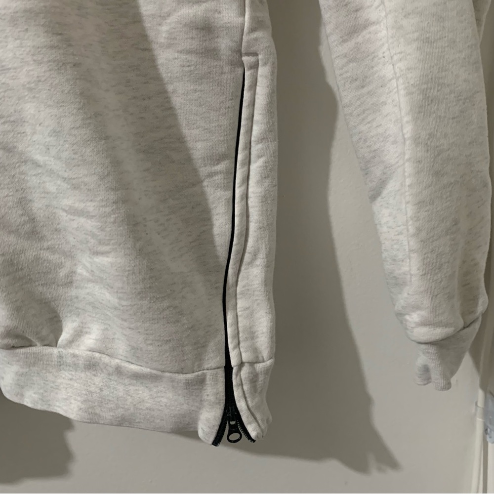 LIKE NEW ADIDAS OVERSIZED SWEATSHIRT - Picture 4 of 7